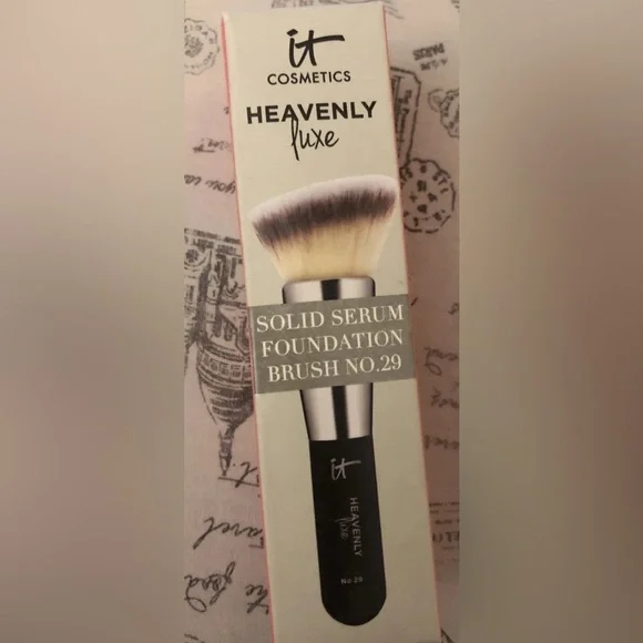 IT cosmetics Heavenly Luxe Solid Serum foundation brush no:29 - Picture 1 of 3